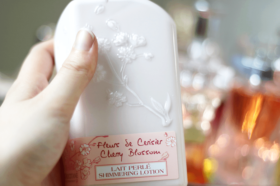 L'occitane  Cherry Blossom Shimmering Lotion 75 ml ด้วยสารสกัดจากเชอร์รี่จากแคว้น Luberon ทางตอนใต้ของฝรั่งเศส และเชีย บัตเตอร์ โลชั่นบำรุงผิวนี้จะมอบความชุ่มชื้น และซึมซาบเข้าสู่ผิวอย่างง่ายดาย หลงเหลือไว้เพียงกลิ่นหอมละมุน และผิวเนียนนุ่มน่าสัมผัส พร้อมทิ้งความเป็นประกายไว้ทั่วร่างกาย